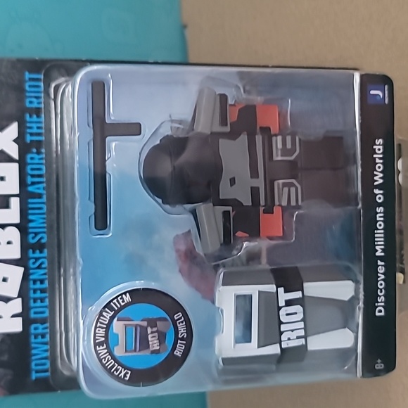 Roblox (The Riot) action figure - Picture 2 of 4